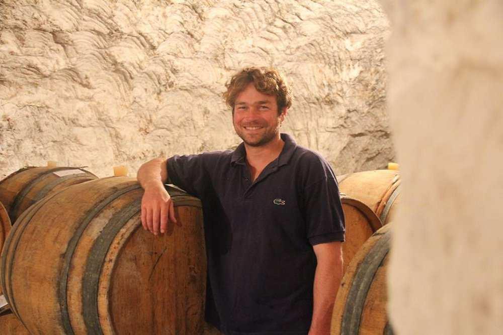 Les Agrunelles 2015 AC Languedoc Rypäleet: Chardonnay ja Roussanne Tuotenro 3114 19,95 75 cl Les Agrunellesin tuoksussa on aprikoosia, kuiva&uja hedelmiä ja hiukan kukkaisuu&a.