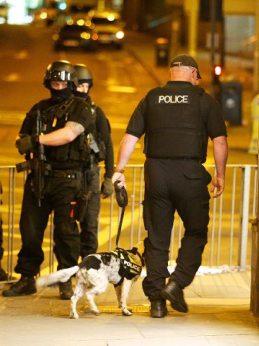 Jos läheisistä on huolta, ulkoministeriö kehottaa ottamaan yhteyttä Greater Manchester Policen avaamaan päivystyskeskukseen +44 (0)161 856 9400 tai +44 (0)161 856 9900.