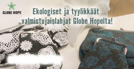 Kivikossa asukkaita tervehtivät halkaisijaltaan yli metrin levyiset värikkäät ruukut, joissa on kaartuvia riippapihlajia ja kesäkukkia.