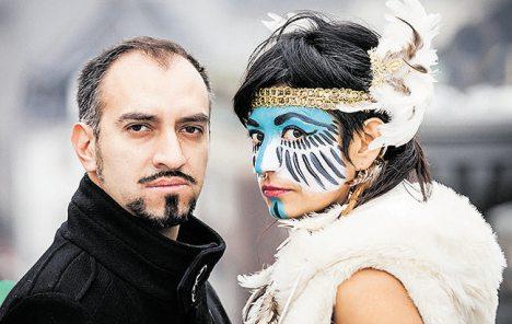 Yhtyeen ensimmäinen albumi Con Fuerza (2006)oli Latin Grammy-ehdokkaana parhaaksi salsa-albumiksi. Tuottaja: Kepa Che Sudaka (ARG/COL/ESP) CUMBIA /LATIN /SKA LA 14.