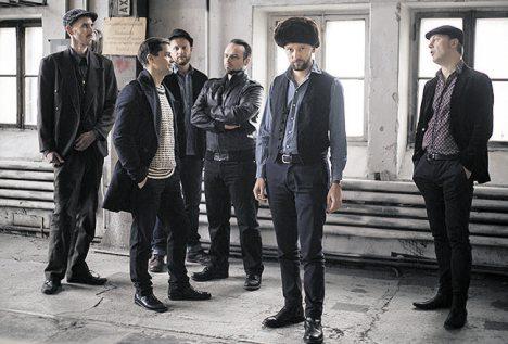 Emma-palkitun helsinkiläissekstetin ajattomassa linjassa kuuluu vaikutteita laajalta skaalalta aina Duke Ellingtonin swing-jazzista souliin, tangoon, countryyn ja funkiin.
