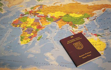 Ihmisoikeusliiton toiminnanjohtaja Kaari Mattila, Kynnyksen kehityskoordinaattori Tuomas Tuure jasaskin toiminnanjohtaja Janne Ronkainen keskustelevataiheesta yhdessä Kepan