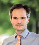 Ulkomaankauppa- jakehitysministeri Kai Mykkänen kohtaa Ressun lukion joukkueen.