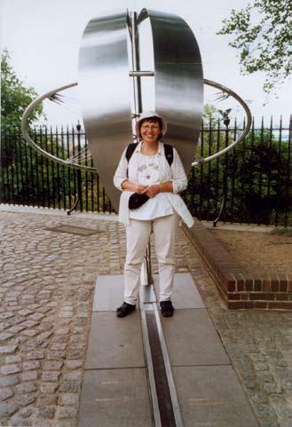 LUKIJALLE Greenwichin observatorion pihalle Lontooseen on merkitty messinkilistalla maapallon nollameridiaani. Kävijä voi seistä pihalla toinen jalka itäisellä ja toinen läntisellä pallonpuoliskolla.