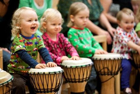 LUOVA TOIMINTA Työtapoihin tutustuminen Itsensä ilmaiseminen VARHAISIÄN MUSIIKKIKASVATUS Musiikkituokioissa on tavoitteena antaa lapselle musiikillisia taitoja, valmiuksia ja elämyksiä, jotka