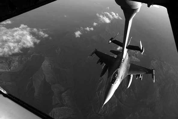 TEEMANA ILMA-ASEEN KEHITYS F-16 ilmatankkauksessa (kuva: www.globalmilitaryreview.com) maa-, meri- tai ilmaoperaatioihin.