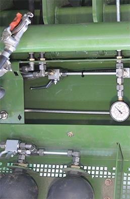 13 /BA/Erstinbetriebnahme/Ladewagen/F ahr höhe einstellen/hi nweis - D en H ydr auli k- Ölstand des Tr aktors kontrollier en, gebenenfalls nachfüllen @ 116\mod_1340255432104_71.