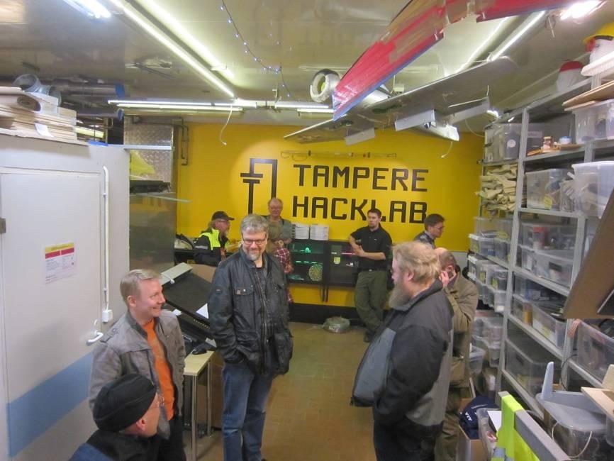 NE:n vierailu Hacklabille Kävimme kerhon puitteissa tutustumassa Tampereen Hacklabin työpajaan 7.4.2016 klo 18 alkaen ja kerhon jäseniä oli matkassa noin 20 kappaletta.