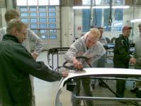 Kevään 2012 koulutukset Järjestämme automaalauksen ammattilaisille syventävää PPG tuotekoulutusta, jossa esittelemme tuotteiden ja menetelmien tehokkaan hyödyntämisen, maalaamon tuottavuus ja