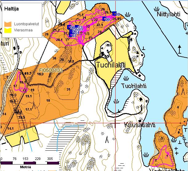 Kuva 10. Anttilan tilan kartoitettu alue (GPS-kartoitusjäljet) ja kuvionumerointi. Siniset neliöt kuvaavat ikkunapyydysten sijainteja kohteella. Metsähallitus 28