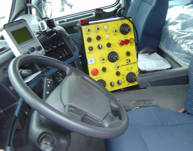 13 Kuva 5. Tienhoitoauton ohjaamo. Vasemmalla suolausautomaation ohjausyksikkö (harmaa), oikealla muiden tienhoitovarusteiden ohjausyksikkö (keltainen) (YIT 2009, 42).