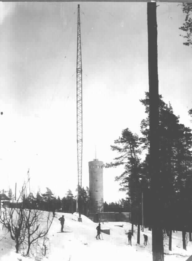 His successor in Tampere Radio Georg Horne became a chief of YLE s new Tampere medium wave station which was built in Pyynikki ridge alongside the Pyynikki observation tower in 1929.