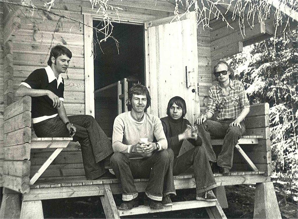 TreDXK:n 70-luvun aktiiveja Molpessa 1976 EPDX-väen vieraana, vas. Tapio Majamäki (TM), Veikko Visala (W), Jari Eskola (JAE) ja Matti Karinen (MAK).