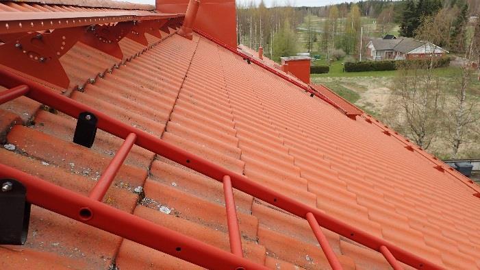 Välipohjan äänieristeenä on sahanpuru sekä kutterinlastu. Eristettä liikuntasalin kohdalla on noin 490 mm ja muualla rakennuksessa 120 mm.