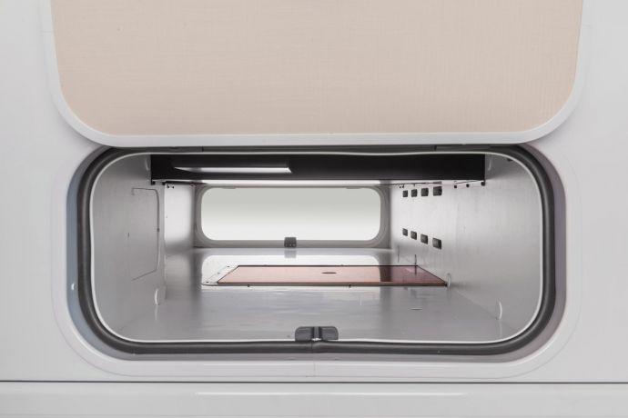 Läpilastattava tavaratila HYMER DuoMobil -mallin tilavan kaksoispohjan (30 cm) ansiosta, molemmilla puolilla ulkoluukku.
