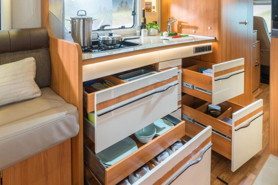 Keittiölaatikot HYMER DuoMobilin keittiön leveisiin ja syviin laatikoihin voidaan helposti sijoittaa myös paljon tilaa vieviä keittiötarvikkeita.