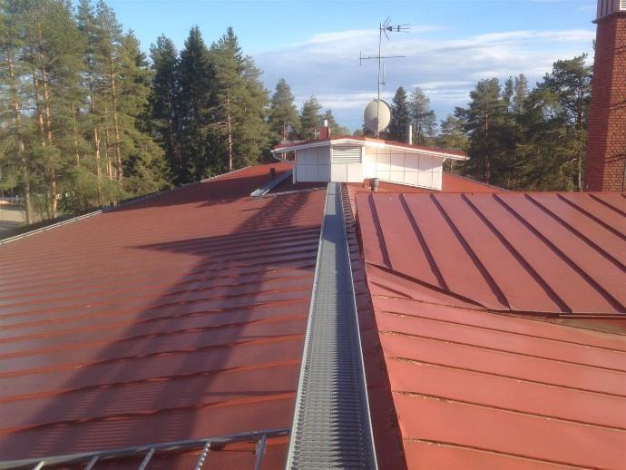 2.4.3. Vesikatto- ja yläpohjarakenteet Kuva 5. Vesikatteena on rivisaumattu peltikate. Kuva 6.