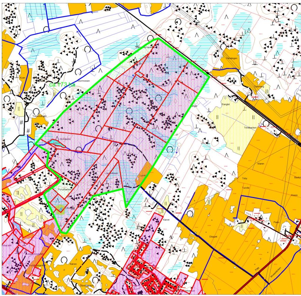 3/13 Osayleiskaava-alueen alustava rajaus on merkitty vihreällä. Kunnan maanomistus on merkitty punaisin rasterein. Suunnittelualue on suurimmaksi osaksi rakentamatonta maa- ja metsätalousaluetta.