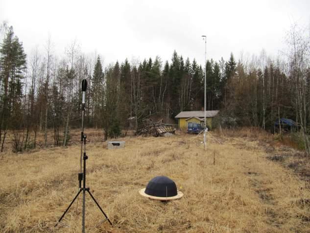 Kuva 2: Siikaisten immissiomittauspiste. Samanlainen mittausjärjestely oli jokaisella mittauspisteellä ja lisäksi mikrobarometri emissiomittauspisteillä.