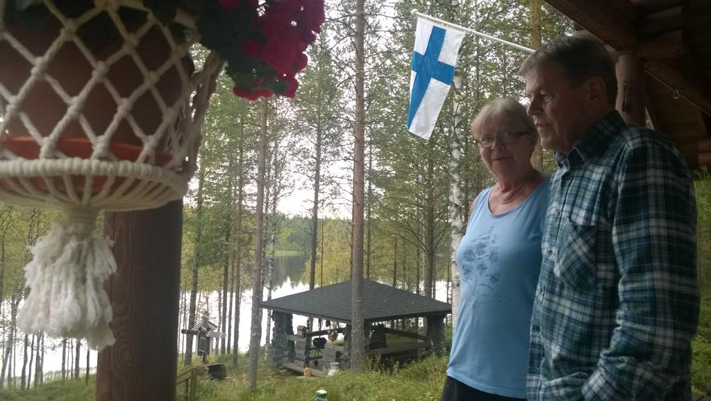 Kalajärven rannalla ennen ja nyt. Tuula Kärkkäinen puolisonsa Väinö Puustisen kanssa Kalajärven mökillään kesällä 2016.