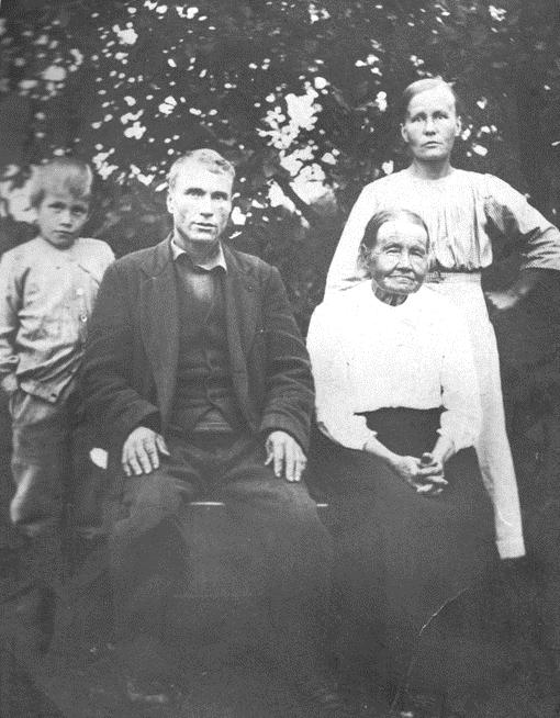 NIITTYLÄN LYYTI VAARANKYLÄLÄINEN PERSOONA Kuvassa noin vuodelta 1921 Lyytin äiti Kaisa Stiina ja Lyytin veli Jussi, takana Lyyti ja poikansa Viljo. Lyyti oli Onnenmättään Paavo Leinosen s.