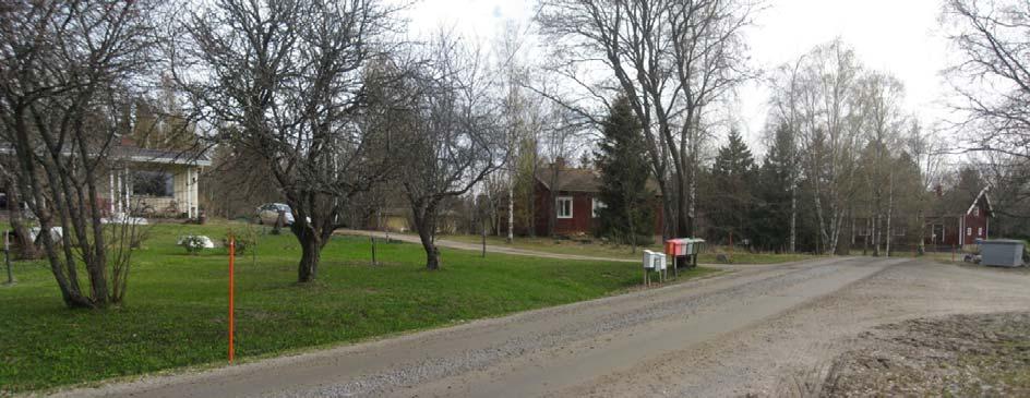 vasemmalla puolella ja 4 tien oikealla puolella. Kohti NW NE. 5.5.2011, Kerkko Nordqvist. Kuva 8.