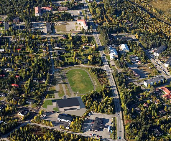 14 Kuva 12. Urheiluhalli istutettuna ilmavalokuvaan. Katualueet Nykyinen Arontie on osoitettu suurimmalta osaltaan jalankululle ja polkupyöräilylle varatuksi kaduksi.