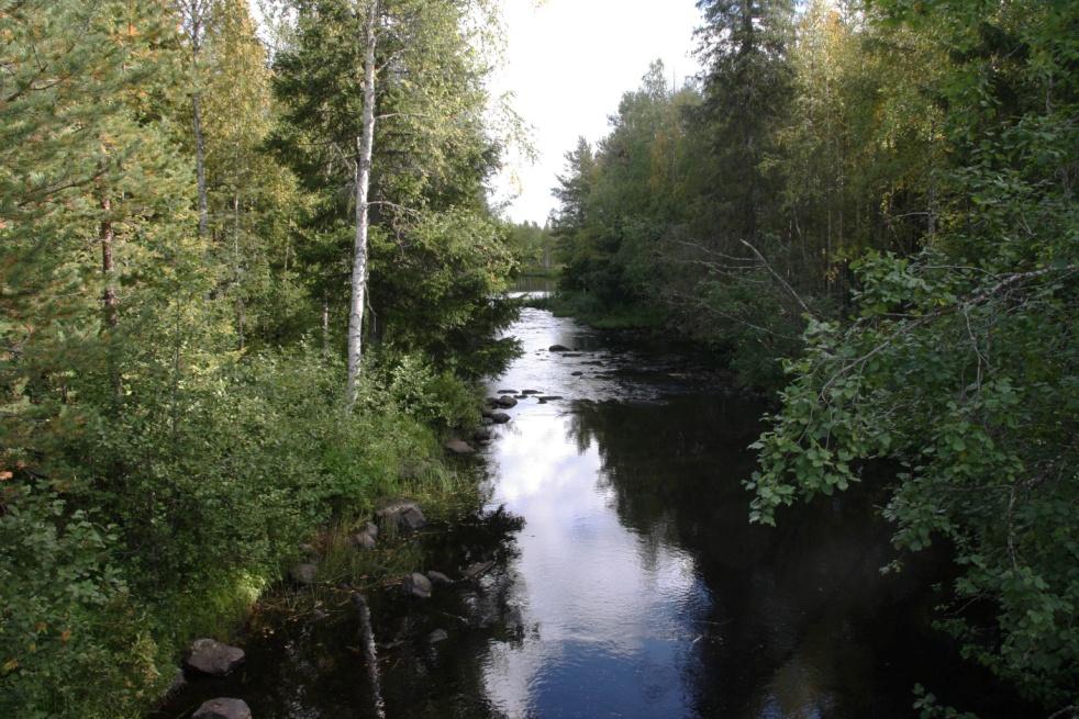Simojoki on valjastamaton, luonnontilainen joki. Kivalojen vaarajakso toimii vedenjakajana Simojoen ja Kemijoen vesistöalueille.