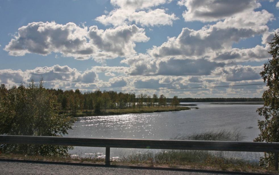 Alueen vesistöt kuuluvat Kemijoen vesienhoitoalueeseen. Simonjoen vesistö on Kemijoen jälkeen toiseksi suurin vesistö, ja se saa alkunsa Simojärvestä.