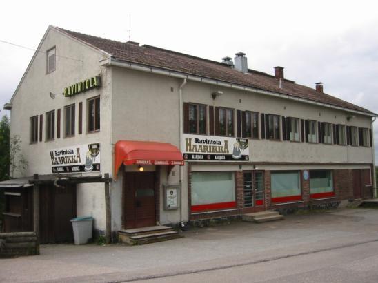 11. Mäki (rakennus II) Mäki Uudenkylän keskustassa asemalle vievän tien varressa on v. 1949 valmistunut kaksikerroksinen, tiilestä muurattu ja rapattu jälkifunktionaalinen liikerakennus.
