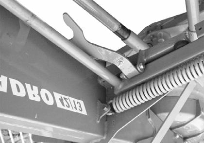 Pos: 20.16.1 /Überschriften/Überschriften 2/P-T/SSchutzbügel in Arbeitsstellung bringen @ 2\mod_1202972231499_71.docx @ 63392 @ 2 @ 1 Pos: 20.16.3 /BA/Bedienung /Schwader/Schutzbügel/Schutzbügel in Arbeitsstellung bringen Bild SW 35_38_42_46 @ 5\mod_1213253611216_71.