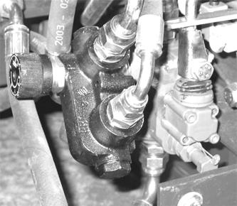 5 Halkaisuterän hydraulinen säätö, lisävaruste. lisävaruste Halkaisuterää voidaan säätää myös hydraulisesti Katkaisupöydässä olevan vivun avulla. Kuva 20.