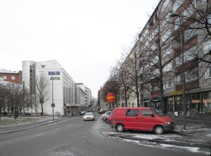 Koskikeskuksen sisäänkäynti hahmottuu kadun päätteenä Hatanpään valtatien itäpuolelle