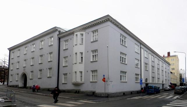 Otavalankadun puolella se sijoittuu osaksi 1920 luvun rakennusten kerrostumaa. As Oy Otavallanhovi on säilyttänyt hyvin tyylipiirteensä, vaikka rakennusosia on muutettu.
