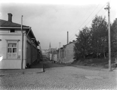 Vasemmalla on näkymä Tuomiokirkonkadun ja Suvantokadun risteyksestä 1910 luvulta. Oikealla näkyy tuhoutunutta Kyttälää 1918 taistelujen jälkeen.