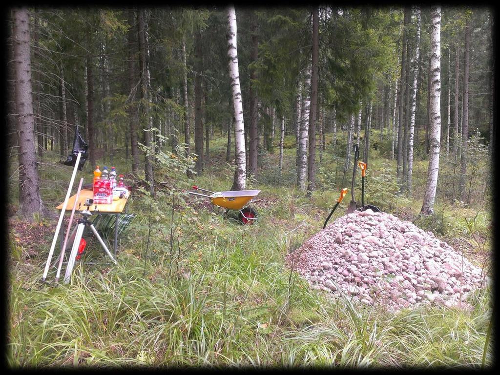 KUVA 9. AHVENKOSKEN TALKOOJÄRJESTELYT JA KIVIMATERIAALIT. Ahvenkosken yläosalla on korkea kalliokynnys, jonka alapuolelta ei taimenen kesänvanhoja poikasia sähkökalastuksessa tavattu.