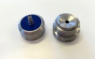 Laita poistoputki takaisin poistoaukkoon ja ruiskuta 5 ml Miris CLEANER -liuosta nesteen normaaliin kulkusuuntaan. Kuva 29. Kuva 30. 4. Jos aiot jatkaa analyysien tekemistä, suorita Check-tarkastus.