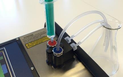 Ruiskuta 5 ml Miris CLEANER -tuotetta siniseen täyttöaukkoon, kyvetin ja poistoaukon läpi. 3. Siirrä poistoputki poistoaukosta täyttöaukkoon. 4.