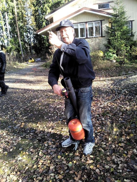 Partiolaisten mukana jotaamassa Teksti ja kuvat: Veijo Arponen Hei olen Veijo, tykkään nukkua aamulla pitkään.