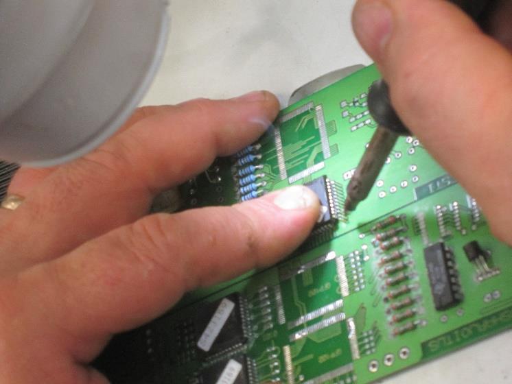 Seuraavalla juotoskurssilla on tarkoitus juottaa kokoon koulun elektroniikan kurssin harjoitustyö, joka koostuu mikroprosessorista, ledeistä ja 9V