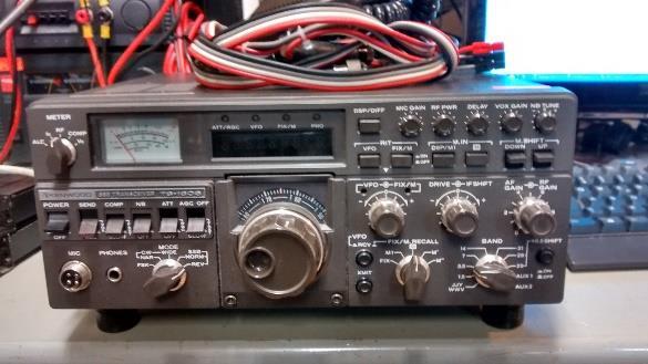 Myydään tarjousten perusteella kerhon radioasemalla käytössä ollut Kenwood TS- 180S HF-rigi.