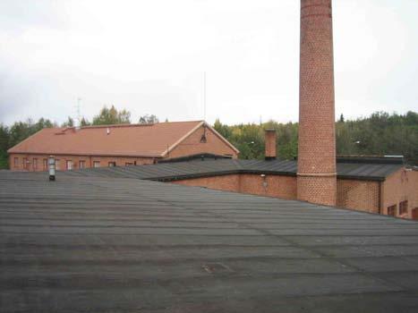 Sisäseinät on pääosin päällystetty lasikuitutapetilla ja maalattu. Toimistotilojen katoissa on kiinteä kipsilevyverhous, osittain reikäkipsilevyä. Lattiapinnat ovat linoleumia.