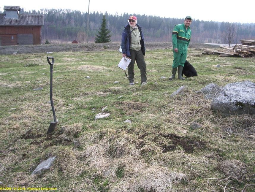 Kyseessä on ilmeisesti riihen pohja ja mahdollisesti kiukaan jäännettä.