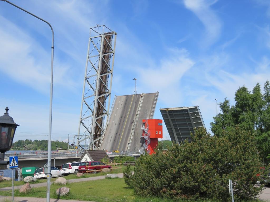 Ajoimme Strömsholmin tallialueen läpi ja halki omakoti/ kesämökkialueen ihaillen hyvin hoidettuja taloja ja puutarhoja.