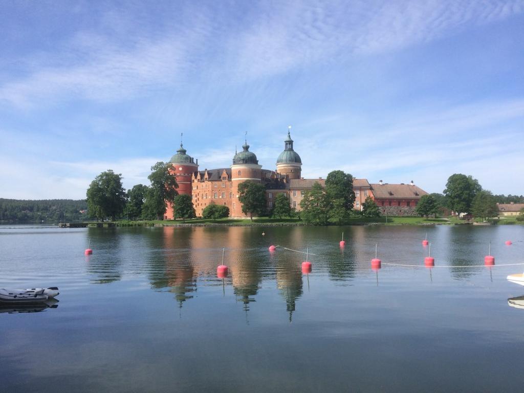 Majoittuminen Gripsholms linnan hotellin tiloihin. Kävellen kierreltiin rantakatuja.