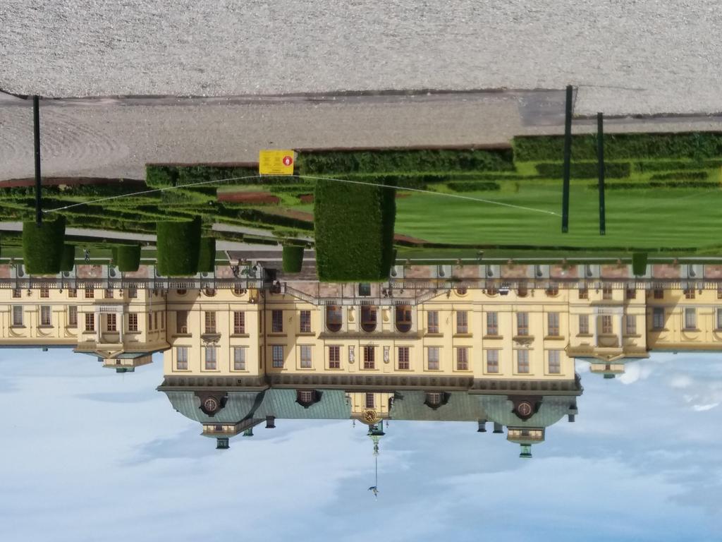 Drottningholmin linna oli sopivasti matkan varrella, joten pysähdyimme Karamellan kahvilaan parin tunnin kahvitauolle.