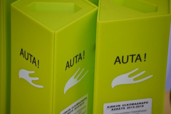 Konfirmaatiomessuissa kirkko täyttyy nuoria juhlivasta