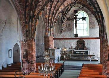 Bezienswaardig is de natuurstenen St. Laurentius kerk uit de tweede helft van de 15 e eeuw met zijn drie-schips indeling en ruimte voor 800 personen.