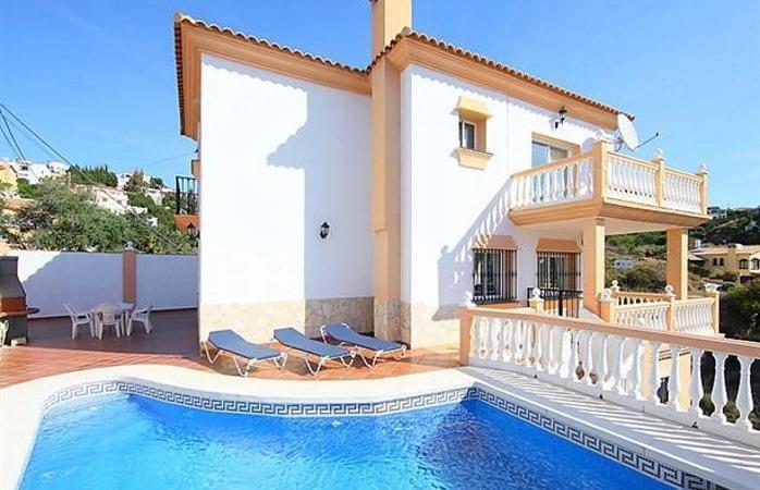 VILLA ALOE, FUENGIROLA Villa Aloen uima-altaalla kelpaa köllötellä Villa Aloe Fuengirolan alue on yksi Espanjan rannikon suosituimmista suomalaiskohteista, johon saa kuitenkin uutta ulottuvuutta