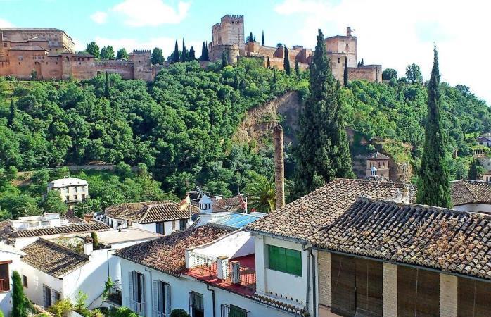 CARMEN DEL AGUA, GRANADA Carmen Del Aguan talosta on upeat näkymät Alhambran linnaan Carmen Del Agua Mikäli aurinkorannikko ei houkuta, löytyy vuokrahuviloita onneksi muualtakin Espanjasta.